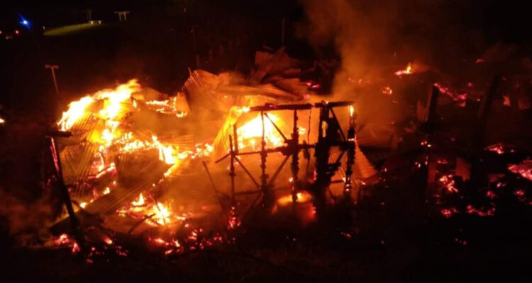 Atentado incendiario destruye centro de eventos en Capitán Pastene