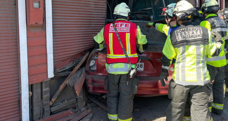 auto choca contra negocio en talcahuano