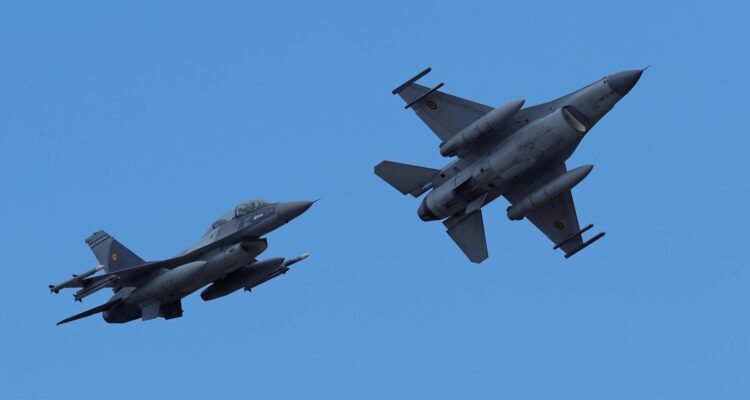 Dos pilotos rumanos vuelan sus F-16 en la apertura del Centro Europeo de Entrenamiento