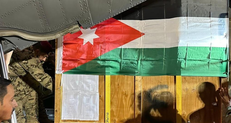 Una fotografía de la ayuda de Jordania lanzada a Gaza.