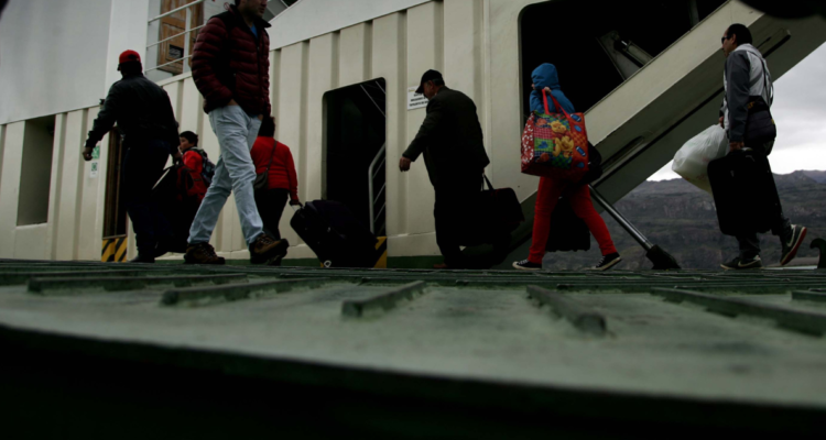 barcaza que une niebla y corral