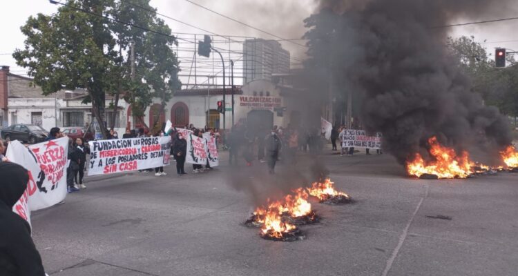 Pobladores protestan con barricadas en dos puntos de Independencia
