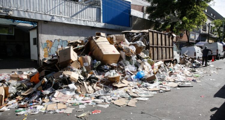 Funcionarios del municipio de Santiago no bajaron paro: basura sigue acumulándose en las calles