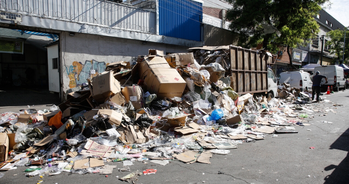 Funcionarios del municipio de Santiago no bajaron paro: basura sigue acumulándose en las calles