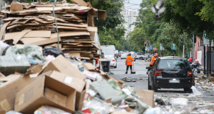 Recolectores deponen paro tras 7 días movilizados: el lunes retomarán retiro de basura en Santiago