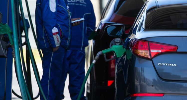 Entra en vigencia ley que impide comprar bencina en vehículos sin patente: multa llega a 100 UTM