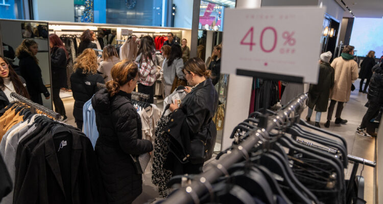 Personas realizan compras durante una jornada de descuentos debido al conocido ‘Black Friday’, hoy 24 de noviembre, en Nueva York (Estados Unidos). EFE/ Angel Colmenares