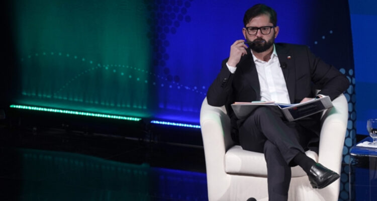 Boric destaca en EEUU bondades comerciales de Chile y empresarios valoran que mencionara tema de uvas