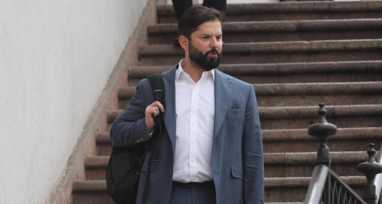 La Moneda confirma viaje de presidente Boric al cambio de mando en Argentina donde asumirá Milei