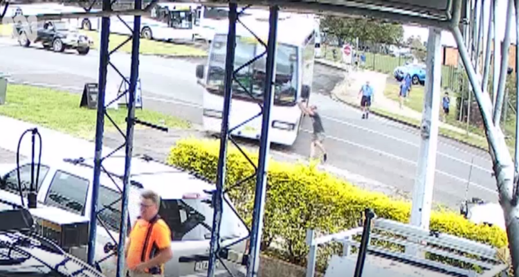 Adolescente salva a 20 compañeros luego que bus se dirigiera a chocar contra gasolinera en Australia