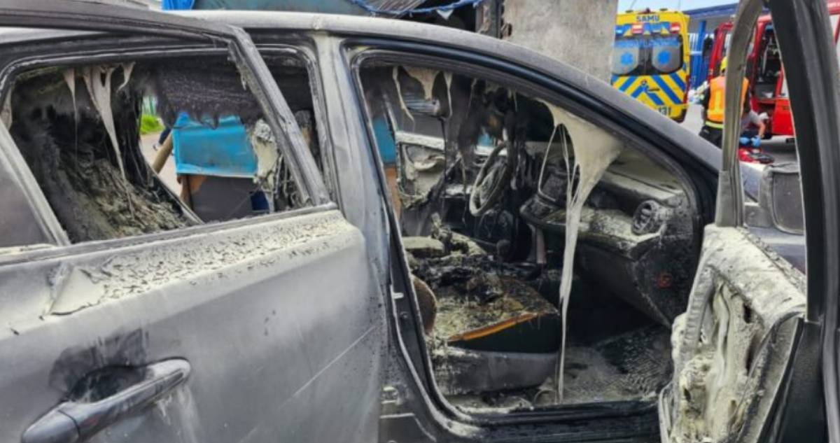 Muere sujeto que estaba adentro de auto incendiado frente a Santiago 1: tenía antecedentes policiales