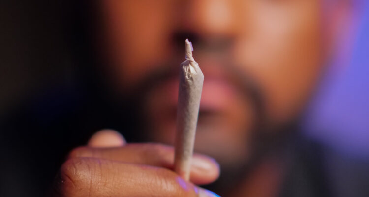 Estudio a gran escala determinó que adictos al cannabis tienen más riesgo de padecer cáncer de pulmón