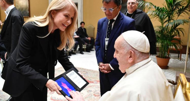 Cecilia Bolocco se reúne con el Papa Francisco a causa de su fundación que concientiza sobre el cáncer