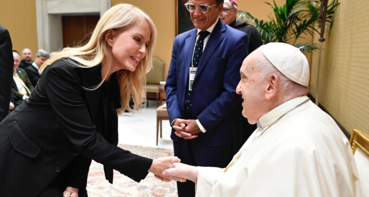 Cecilia Bolocco se reúne con el Papa Francisco a causa de su fundación que concientiza sobre el cáncer