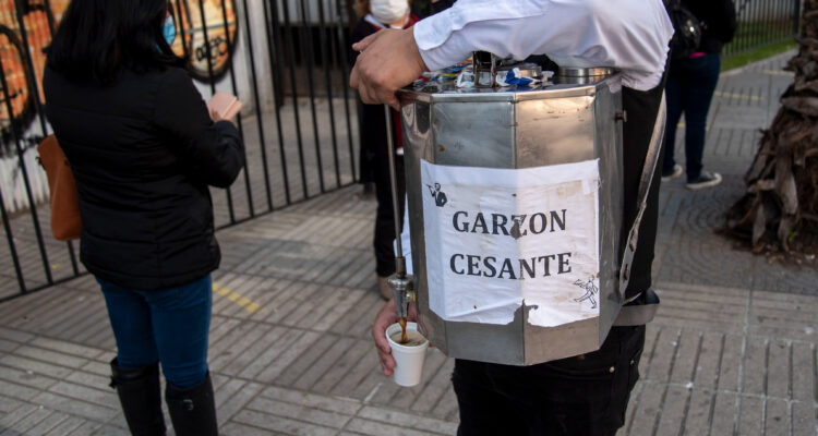 El desempleo a nivel nacional escala por duodécima vez llegando a 8,9% y en la RM ya está en 9,8%