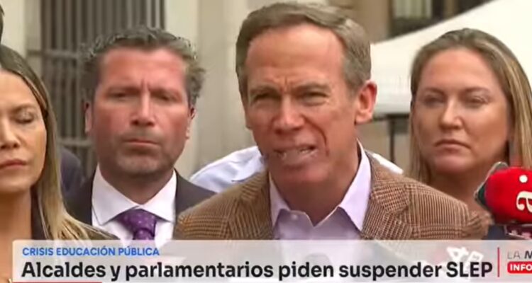 Chascarro bilingüe de diputado Alessandri causa ola de reacciones: “SLEP en inglés significa dormir”