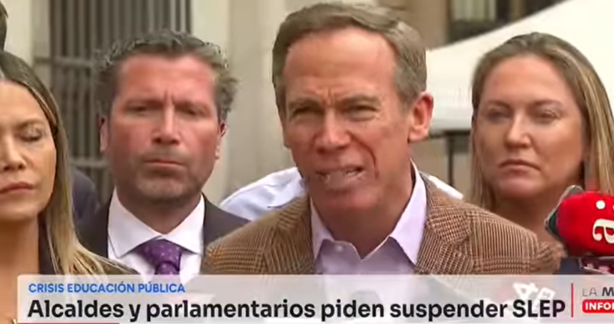 Chascarro bilingüe de diputado Alessandri causa ola de reacciones: “SLEP en inglés significa dormir”