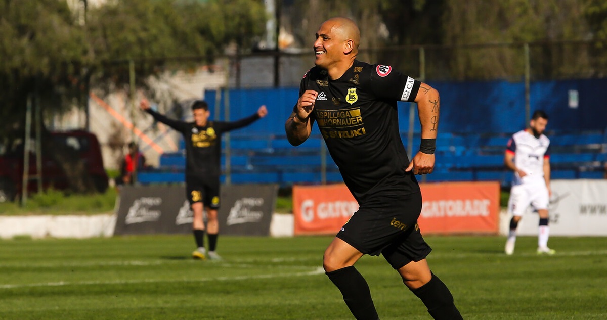 Humberto Suazo remeció hasta a Argentina con su renovación en San Luis.