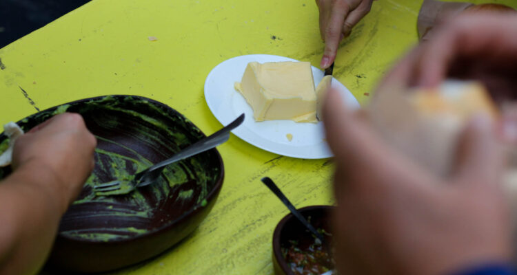 De “clase media” a “media baja”: Así se estaría empobreciendo la situación económica de los chilenos