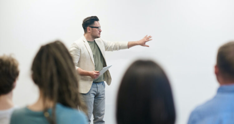 Lanzan 1.000 becas para postgrados en educación y tecnología: 500 de ellas cubren el 100% del arancel