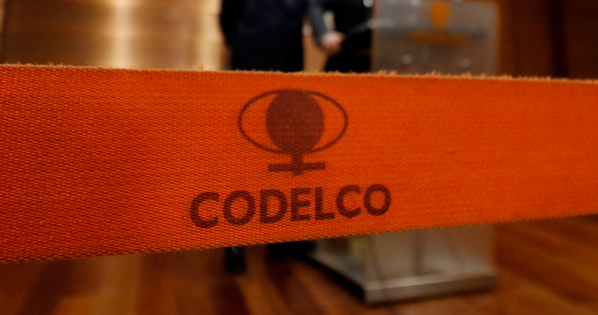 Fitch le rebaja la clasificación a Codelco, pero mantiene a la estatal con perspectiva “estable”