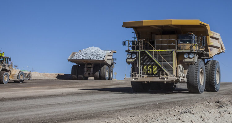 Camiones mineros transitando por la división Chuquicamata de Codelco