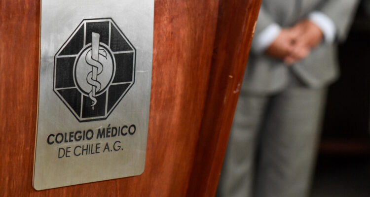 Lista oficialista y excontendor de Siches competirán para liderar el Colegio Médico