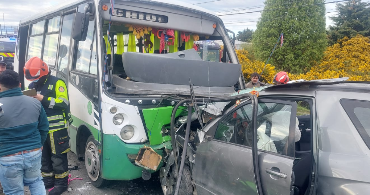 Colisión entre micro y vehículo menor