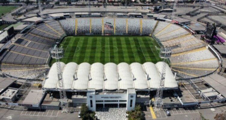 Colo Colo recibirá a U. Española en la dañada cancha del Monumental y activa plan de urgencia