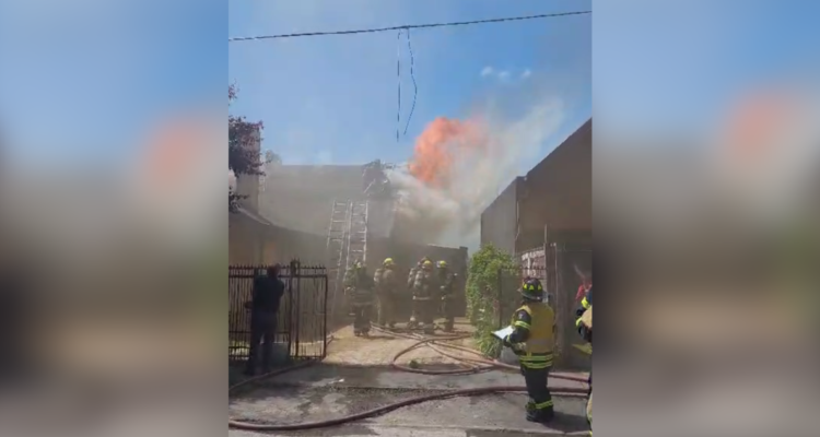 Concepción: incendio afecta a vivienda en Collao y genera congestión vehicular en el sector