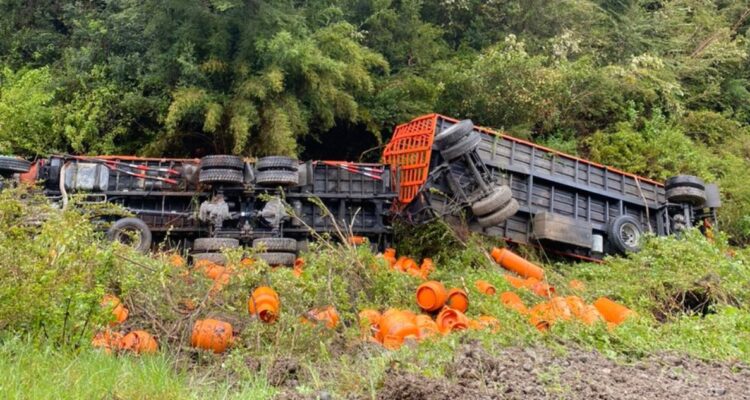 Ebrio conducía conductor que volcó camión que transportaba cilindros de gas en Palena