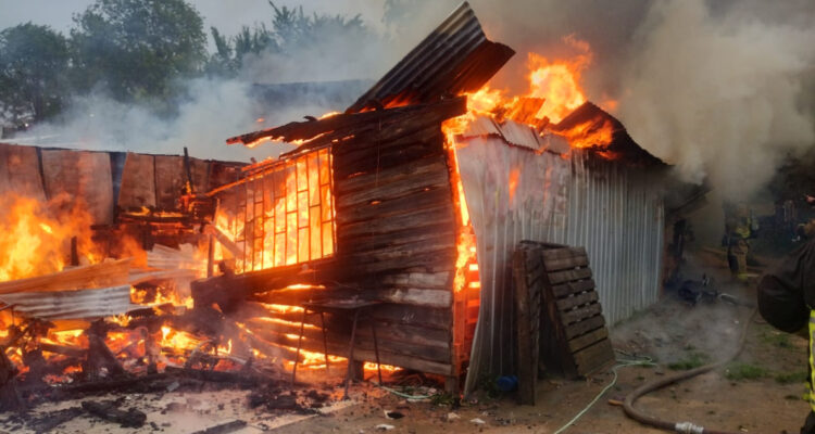 Confirman al menos 14 víctimas fatales en incendio de viviendas en toma de Coronel
