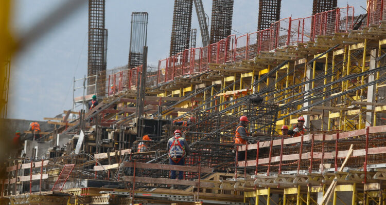 Obreros trabajando en una construcción