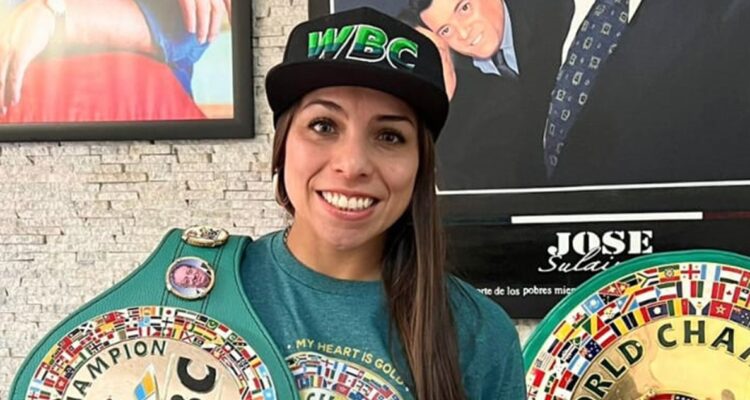 Daniela Asenjo y su cinturón de la WBC.