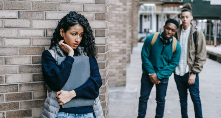 Estudiantes usan IA para editar fotos de compañeras con fines sexuales: ¿Cómo cuidarse del “deepfake”?