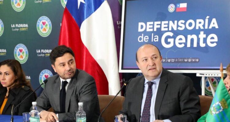 Alcalde Carter presenta a exfiscal Manuel Guerra como nuevo Defensor de la Gente en La Florida