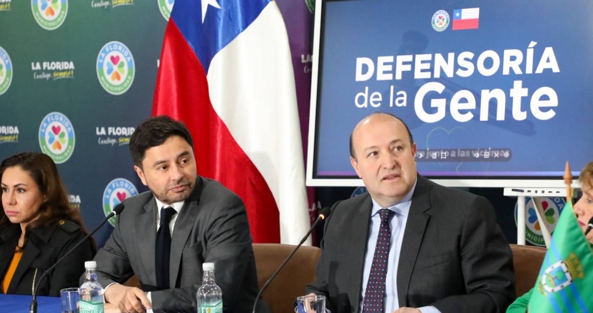Alcalde Carter presenta a exfiscal Manuel Guerra como nuevo Defensor de la Gente en La Florida