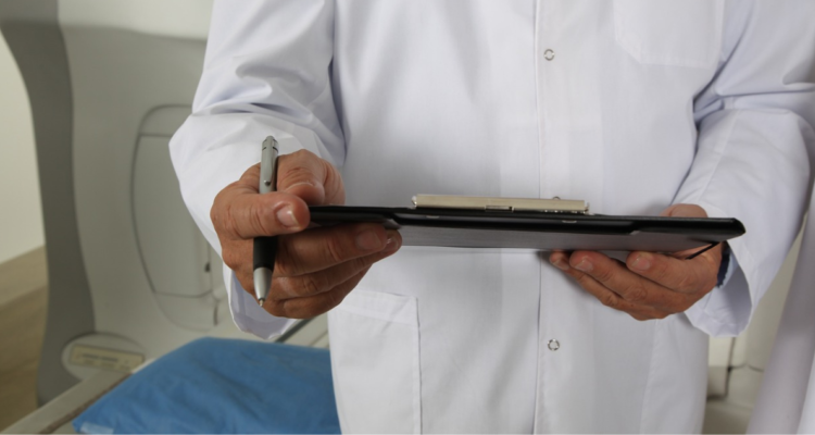 denuncian a médico brasileño por estafa