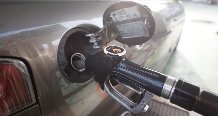 Vista de un surtidor de diesel en una gasolinera de Madrid