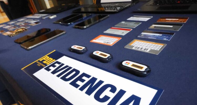 Tres personas detenidas por fraude a empresas en transacciones electrónicas