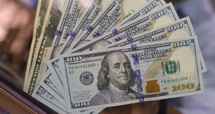 varios billetes de 100 dólares (dólar)