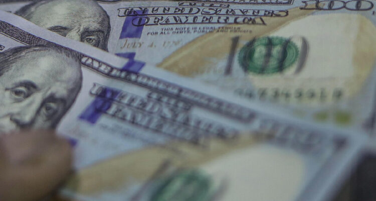 dos billetes de 100 dólares