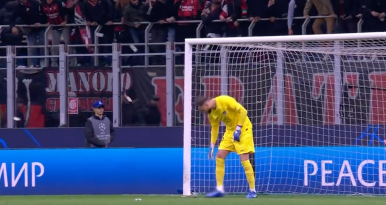El hostil recibimiento para Donnarumma por parte de los hinchas del Milán.