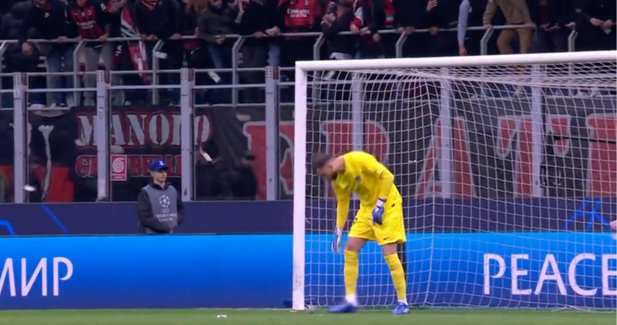 El hostil recibimiento para Donnarumma por parte de los hinchas del Milán.