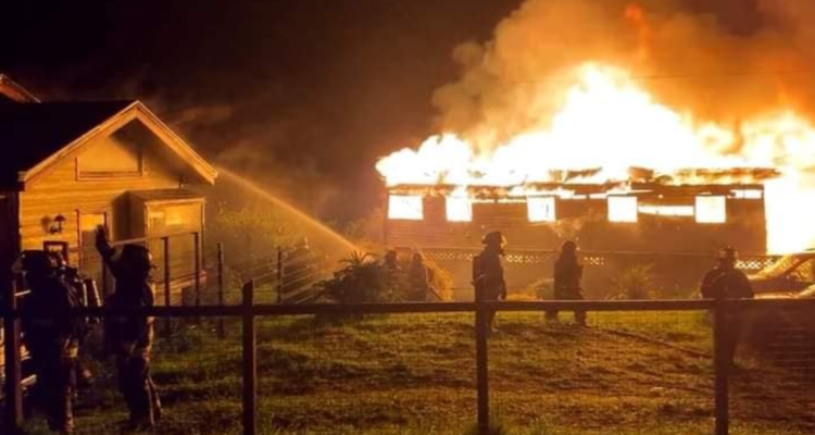 Dos viviendas fueron destruidas por un incendio en Castro