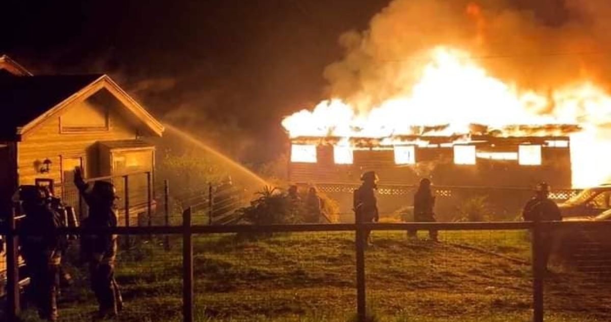 Dos viviendas fueron destruidas por un incendio en Castro