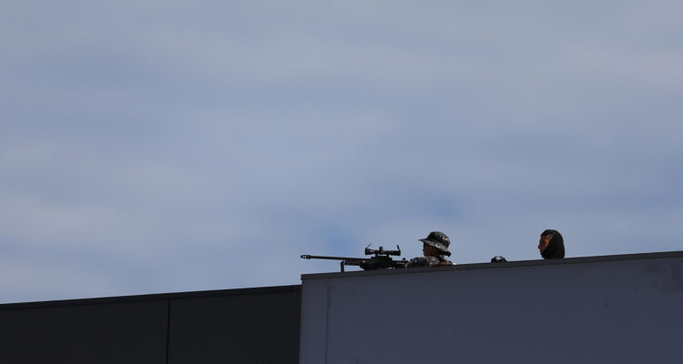 Soldados se apostan en el techo de la Asamblea Nacional