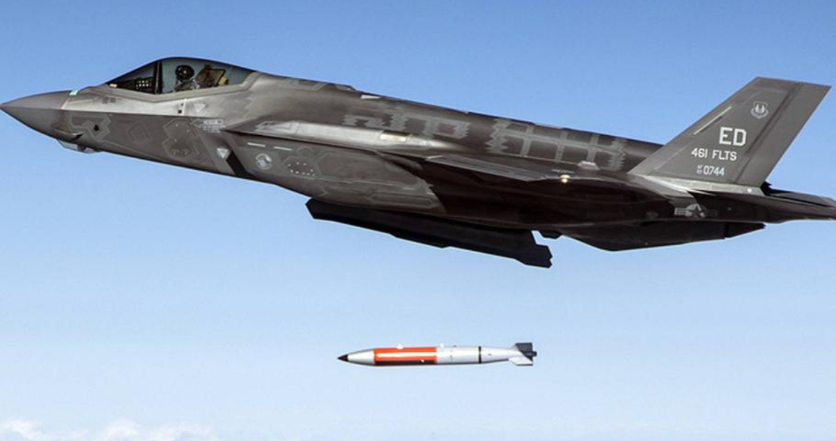 Un avión F-35 Lightning II lanza una bomba inerte B61-12 durante una prueba en diciembre de 2021 |