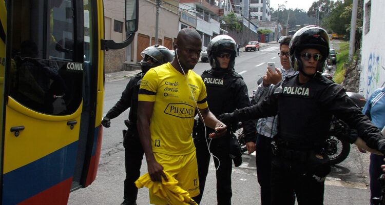 Enner Valencia custodiado por la Policía de Ecuador.