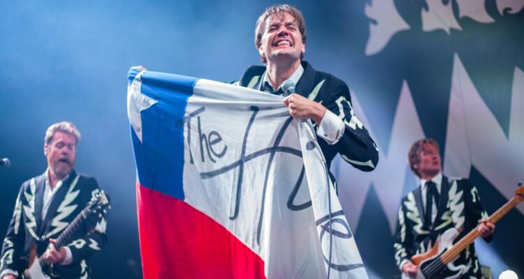 ¿El rock ha muerto?: The Hives hizo “explotar” al Teatro Caupolicán con la fórmula de siempre